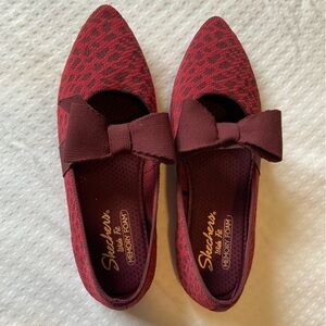 Skechers Women’s 158315 Burgundy Cleo Point Feline Fab Size 8.5 W Slip-On Flat